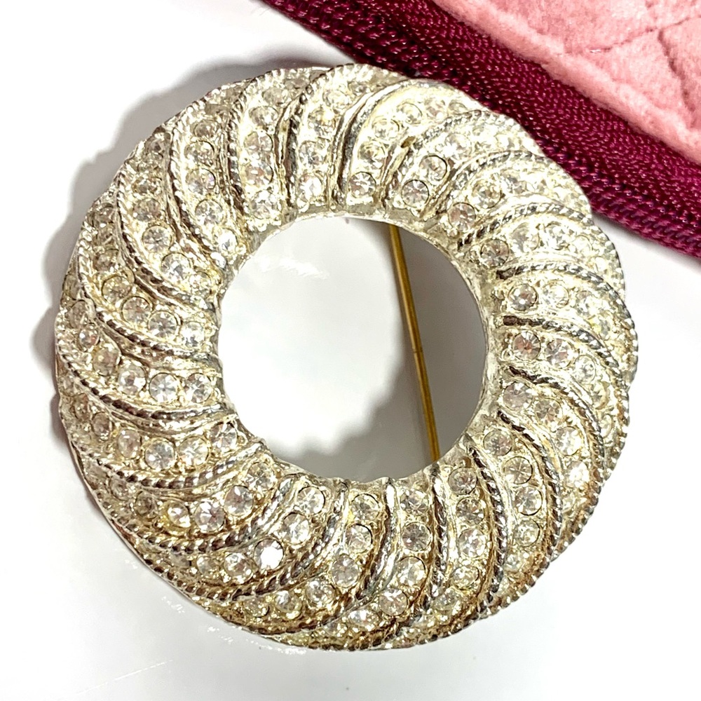 Vintage Silver Tone Pavé Rhinestone Open Round Wreath Brooch Lapel Pin